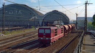 DB 180 004 am 12.10.1994 bei Durchfahrt durch Dresden Hbf mit Güterzug zwischen Decin und Dresden-Friedrichstadt