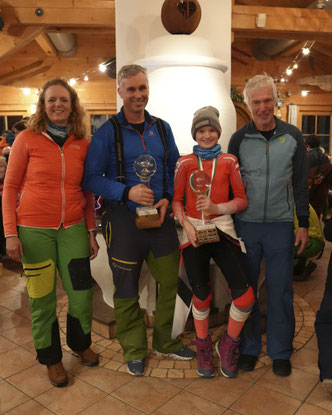 Die Clubmeister Ski Alpin 2026: Leonie Schmid und Mathias Riesemann, flankiert von Abteilungsleiterin Kathrin Wiedemann und 2. Vorstand Helmut Obermayer