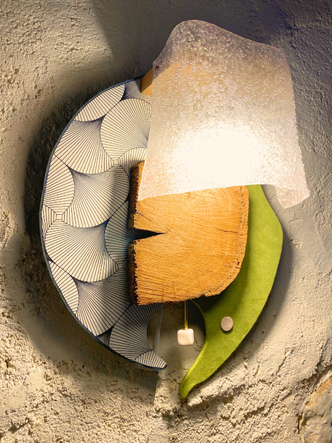 Applique murale avec chêne et tissus de créateur originale. Un luminaire Haute Savoie. Une composition verte, blanche et noire. Artisanat d'art pour des lampes à Rumilly vers Annecy en Haute Savoie. Une création d'exception par Isabelle Lachat Créations.