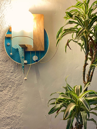 Applique murales sur fond bleu rond. Un luminaire unique par Isabelle Lachat créations, artisane d'art à Rumilly vers Annecy en Haute Savoie. Un savoir faire français. Une lampe faite en pièce unique.