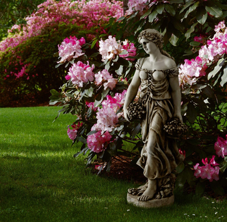 Römische Gartenstatue Ceres mit Blumen