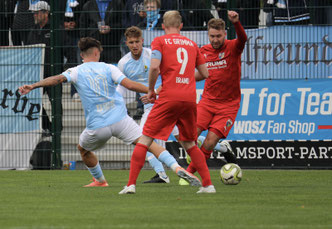 Christoph Jackisch und Robin Brand (Nr. 9) hatten es gegen CFC schwer sich durchzusetzen (Foto: Karsten Hannover)