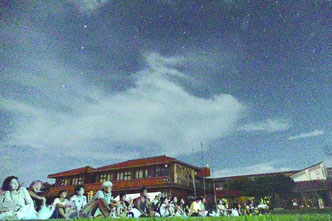 500人の観客でにぎわった竹富島ふれあい星まつり=11日夜、竹富小中学校