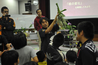 ランを直接観察しながらの説明に興味津々の皆さん