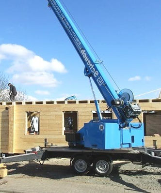 Blockhausbau - Blockhausmontage Holzhaus - Blockhaus bauen, Massivholzhaus, Fertighaus, Schwedenhaus, Architektenhaus, Baukran, Baumaschinen, Bauhandwerk, Bauwesen, Bagger, Deutschland, Niedersachsen, Holz, Zimmermann, Zimmerei