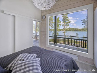 Wohnblockhaus - Wohnzimmer mit Blick in die freie Natur - Ebenerdiges Blockhaus für Singles oder Paare - Frei geplante Blockhäuser - Typenhäuser - Barrierefreiheit - Singlehaus - Kleines Wohnhaus - Traumhaus - Schlafzimmer im Blockhaus - schimmelfrei