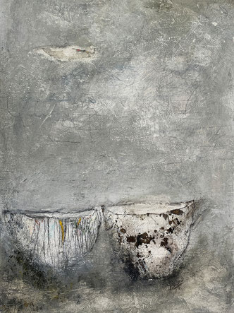 Abstraktes Wandbild aus der Werkreihe Yūgen-Gefäße von Claudia König – vielschichtige Malerei mit Papieren voller Lebensspuren und archäologischen Strukturen auf Holz.
