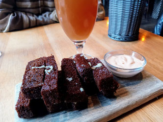 Plate of Latvian garlic rye bread with mayonnaise sauce and glass of beer in Burga bar, Riga