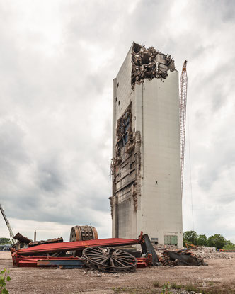 Förderturm der Zeche Rossenray Schacht 1 in Kamp-Lintfort im Ruhrgebiet beim Abriß