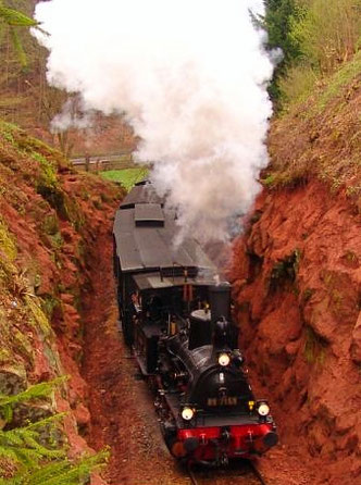 Mächtig unter Dampf zieht die "Speyerbach" den Museumszug vor Elmstein durch eine enge Schlucht.