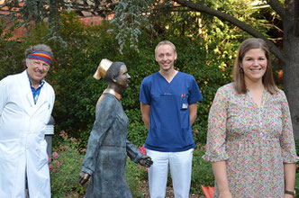 v.l.n.r. Die beiden Plastischen Chirurgen Dr. André Borsche und Dr. Mathis Renner mit Sandra Dönnhoff im Garten der Stiftung kreuznacher diakonie.