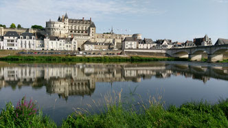 Le Château d'Amboise surplombe la Loire depuis l'île d'Or