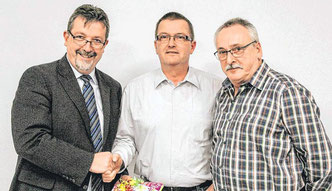     Der Vorsitzende Bernd Fuhrmann (l.) und Geschäftsführer Michael Boer (r.) verabschiedeten gestern Abend das LGW-Urgestein Andreas Bernshausen (Bildmitte) offiziell aus Amt und Würden. (SZ-Foto: Timo Karl)