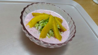 甘酒のドレッシングにかぼちゃのサラダ。かぼちゃはみかんジュースで煮込んだのでオレンジ度が更にUP!今回は、みやざき農園さんから送られてきた「コリンキー」(サラダかぼちゃ)とラディシュを使いました。