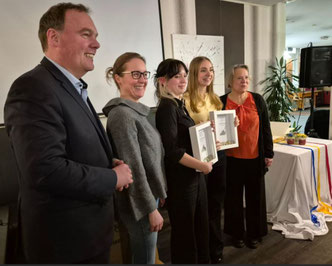 Bürgermeister Andre Wiese, Laudatorin Sabrina Koch, Nica Hoffmann, Annika Rücker und Laudatorin Birgit Kruse