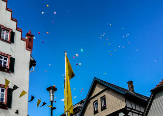Oppenheim lässt zum Stopp der VOR-TOUR Ballons in die Luft steigen.