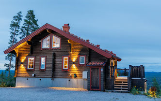 Altes Blockhaus - Holzhaus in Blockbauweise im Winter - Blockhausbau in Bayern