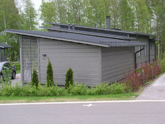 Wohnblockhaus mit Pultdach - © www.blockhauslexikon.de