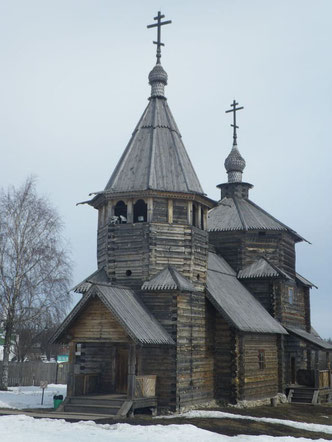 Alte Holzkirche in Blockbauweise mit Patina - Blockhaus, Holzhaus, Holz, Haus, Planung, Bläue, Holzschutz