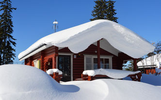 Holzhaus in Blockbauweise im Winter  