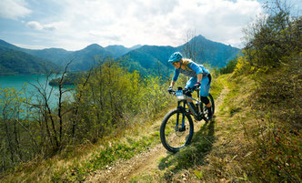 Die eMTB-Challenge punktet vor allem mit Vielseitigkeit: Fahrtechnik und Orien-tierung sind dabei ebenso wichtig wie Kondition und ein cleveres Akku-Manage-ment.