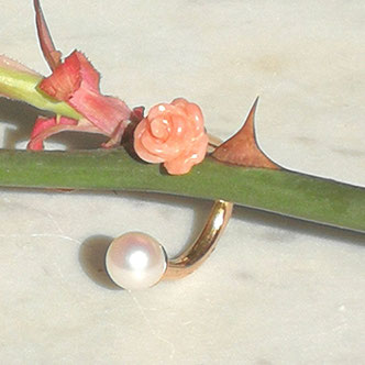Ring Unikat in Rosegold mit Rose aus Koralle und einer Zuchtperle