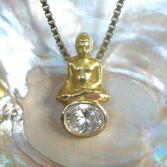 Schmuckanhänger Gold in Form eines sitzenden Buddha mit Edelstein Diamant