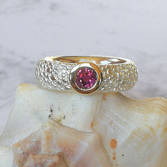 Silber Ring Unikat mit Edelstein Rubin und der Oberflächenstruktur eines Perlrochen