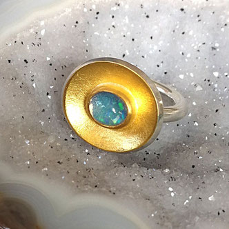 besonderer Ring aus Sterlingsilber, ovaler Ringkopf mit Edelstein Opal - teilweise mit Feingold beschweisst - bicolor