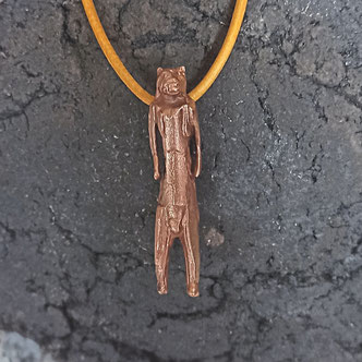 Replike des Löwenmenschen als Schmuckanhänger in Bronze