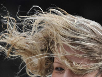 Wind und Wetter machen dem Haar im Winter zu schaffen - es braucht eine Extraportion Pflege. Foto: Boris Roessler