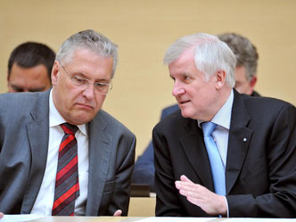 Innenminister Herrmann (l) und Ministerpräsident Seehofer (beide CSU). Foto: Andreas Gebert/Archiv