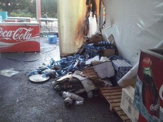 Imagen de la caseta del PSOE quemada (elola.blogia.com)