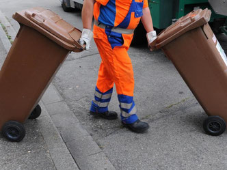 Es soll unter anderem über den Lohn von Mitarbeitern der Müllabfuhr verhandelt werden. Foto: Patrick Seeger/Archiv