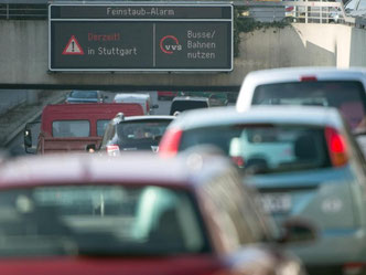 Autos fahren in Stuttgart durch die Innenstadt. Foto: Marijan Murat/dpa/Archiv