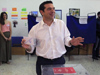 Alexis Tsipras gibt sich im Wahllokal siegessicher. Foto: Orestis Panagiotou
