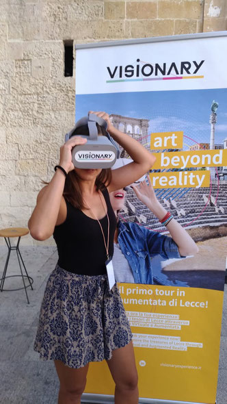 Benedetta, una delle creatrici di Visionary, ci mostra come indossare il visore. Si, perché noi siamo degli imbranati e ce lo devono spiegare XD