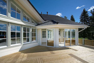 Panoramafenster im Blockhaus - © Blockhaus-Experten