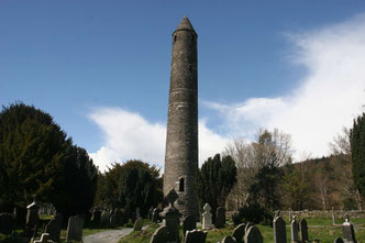 Rundturm in Glendalough inmitten eines Friedhofs mit alten Grabsteinen - ©My own Travel Rundreisen Irland