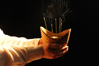 Natural edged bowl, filled with sand makes a very nice insence stick burner. More japanese styled products in the onlineshop.