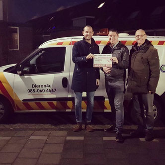 PvdA Wouter Struijk, reikt de pluim uit aan Raymond Sybesma (Dieren4u)