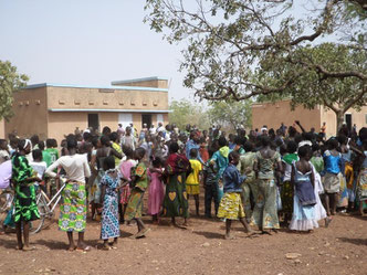 Réo-01/2014 : Les messes dominicales et autres fêtes religieuses peuvent rassembler sur le site de la paroisse Réo des milliers de personnes. Aucun point d'eau n'est pourtant disponible pour les hydrater et leur assurer le minimum sanitaire.