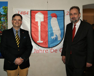 Matthias Laurenz Gräff and Karl von Habsburg (chief of the formal imperial house of Austria) in front of the Graeff coat of arms in his house