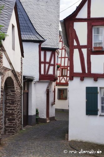 Fachwerkhäsuer und kleine Gassen an der Mosel 