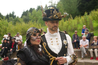 Die Steampunker entführen die Besucher des LWL-Freilichtmuseums Hagen in eine Zeit, die es so nie gegeben hat. Foto: LWL