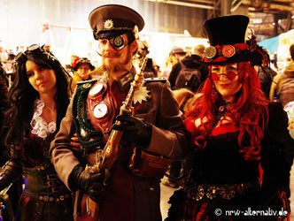 Drei Besucher des 5. Steampunk-Jahrmarktes in Bochum 