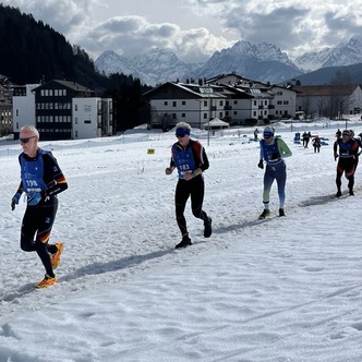 Philip Schädler (2.v.l.) kämpft sich durch den Sulzschnee von Padola