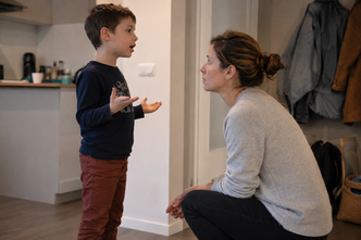 Hypnose enfant et gestion des émotions à Brignais près de Saint-Genis-Laval et Lyon. Parent à l'écoute d'un enfant confronté à des colères et frustrations.