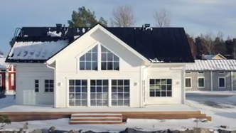 Besonders im skandinavischen Stil gestaltet, erhält das Wohnblockhaus durch die helle Farbgebung eine freundliche, einladende Atmosphäre und vermittelt einen Eindruck von frischer Eleganz.
