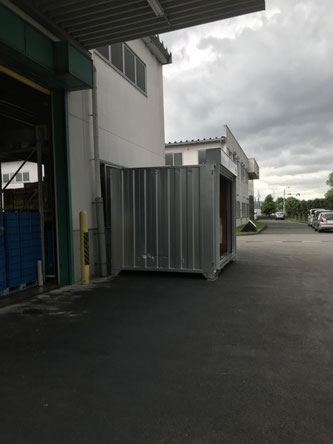 岐阜県関市 中古コンテナ20ftシャッター付シルバー塗装他設置岐阜県関市 中古コンテナ20ft外付けシャッター･シルバー塗装他設置